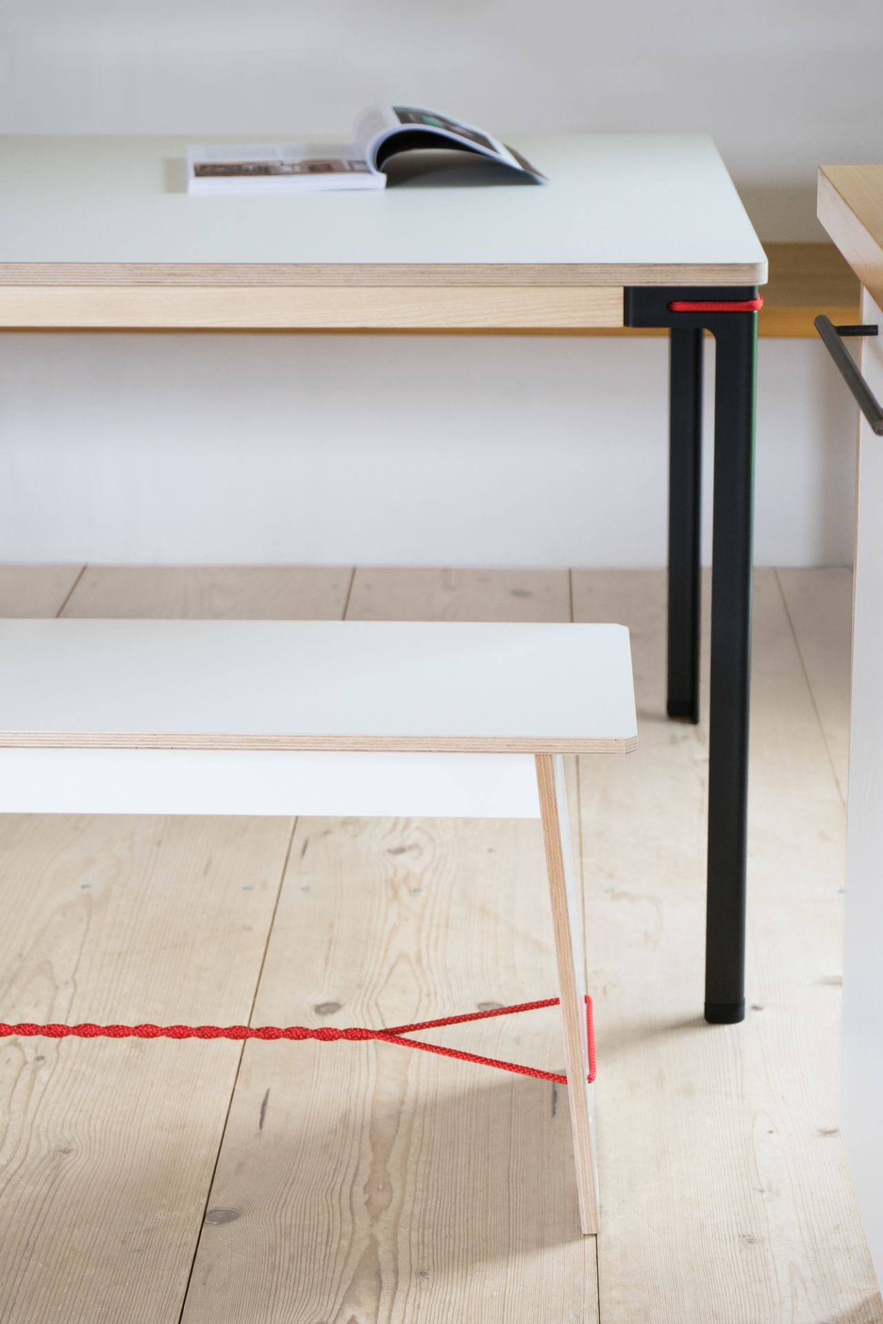 Langer Max banc 140 cm noir corde rouge Nils Holger Moormann