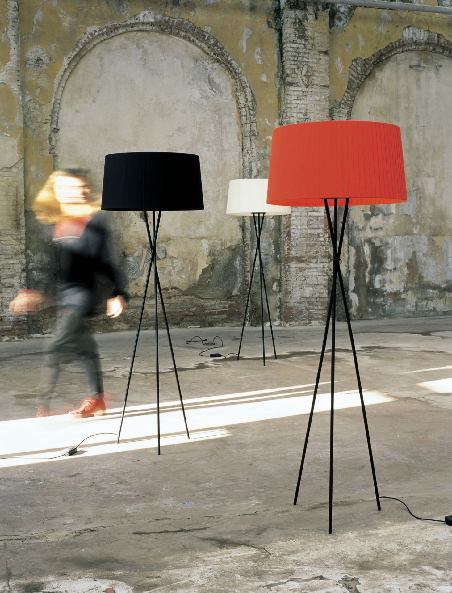 Tripode G5 Lampadaire noir Santa & Cole 