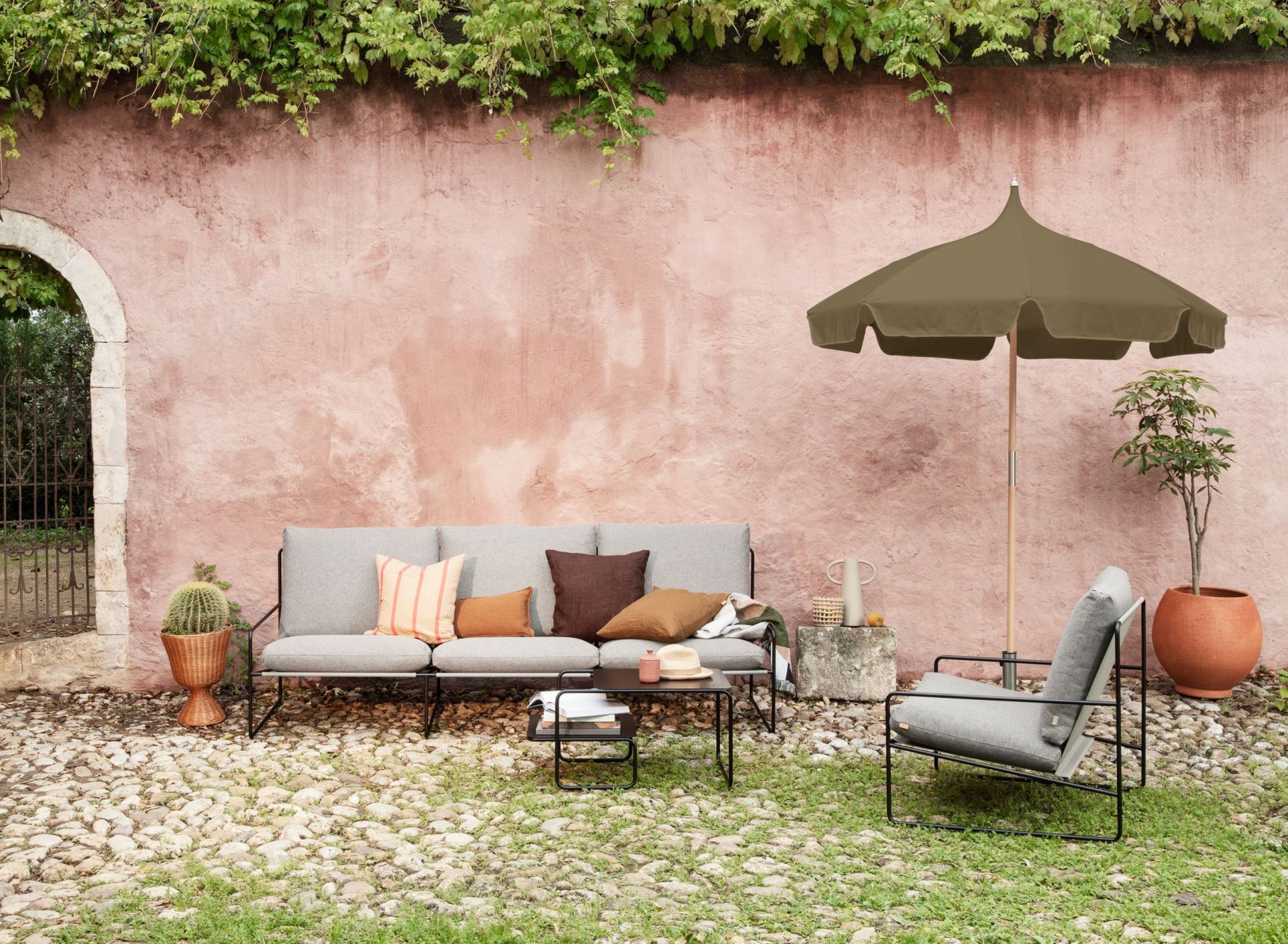 Desert Fauteuil 1 place extérieur piètement noir Ferm Living 