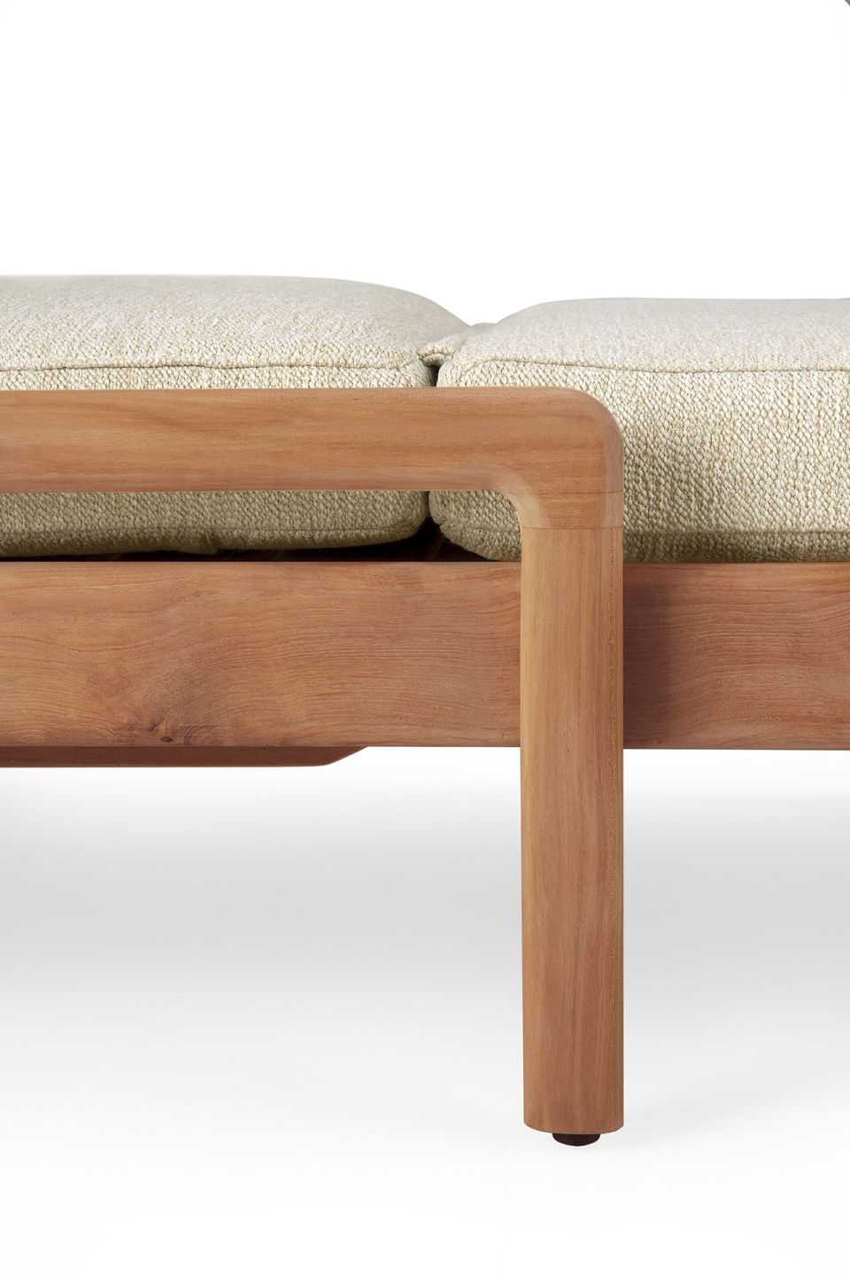 Coussin pour chaise longue Jack Outdoor Natural Ethnicraft Detailaufnahme: Kissen für Jack Outdoor Liege von Ethnicraft, Textur und Holzrahmen sichtbar.