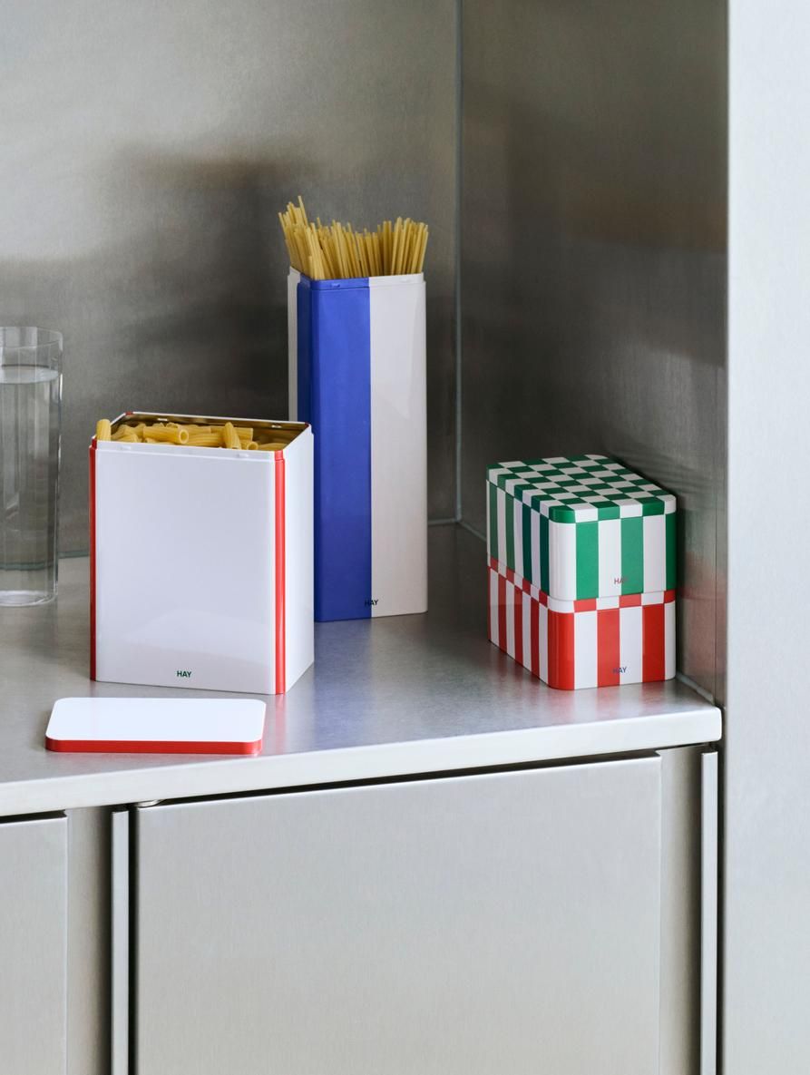Grande boîte de rangement pour foin en fer blanc cassé et rouge.