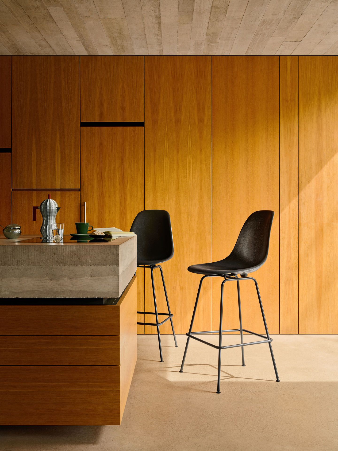 Eames Fiberglass Bar Stool Medium Tabouret de bar avec coussin d'assise Vitra