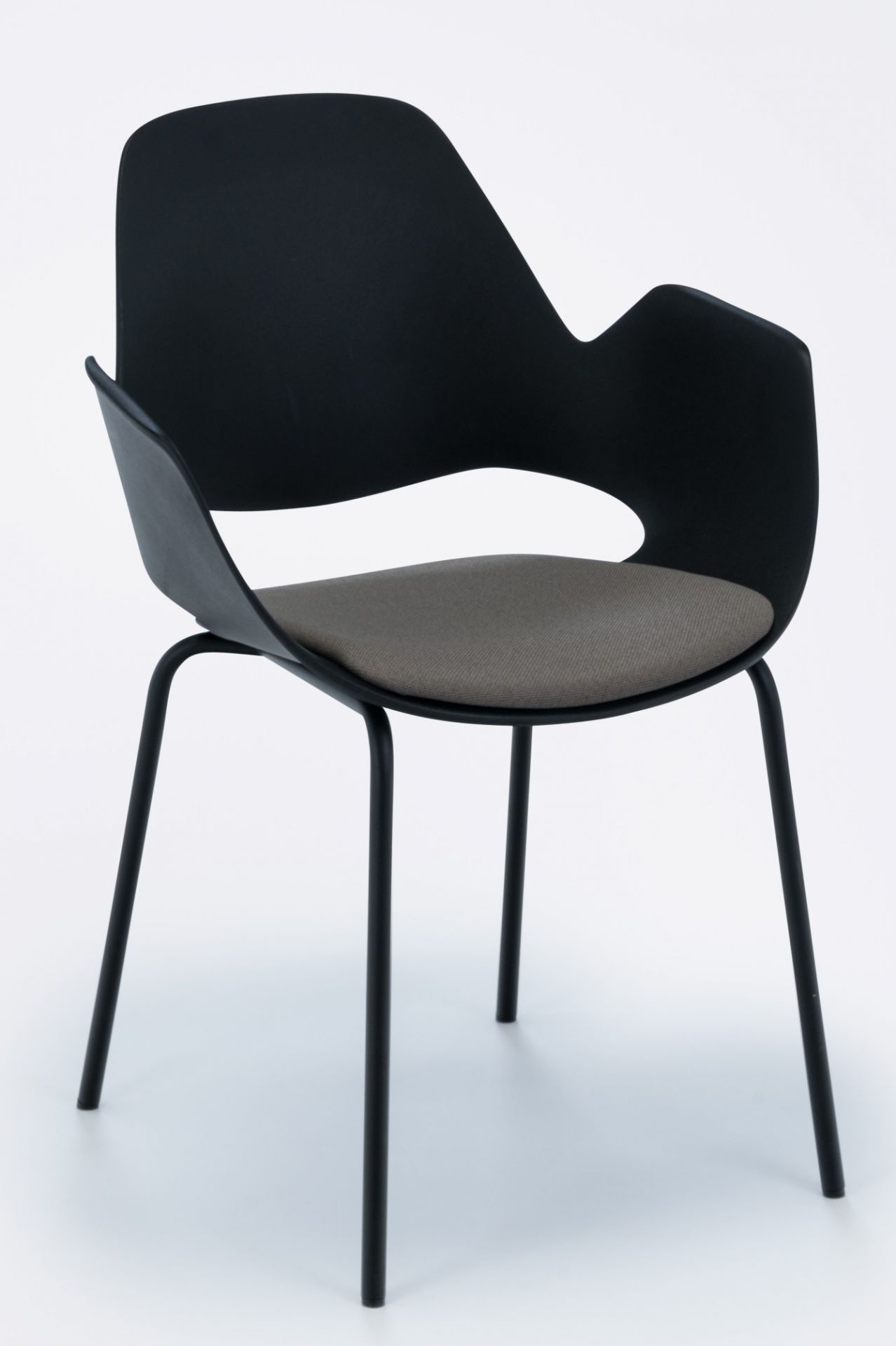 Falk Chaise avec accoudoirs Pieds en métal laqué époxy noir Houe