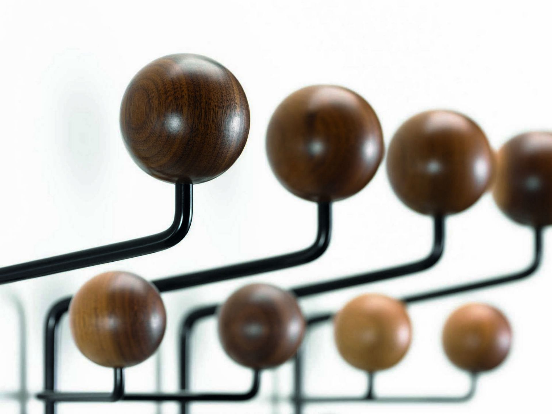 Eames Hang it all garde-robe noix Vitra