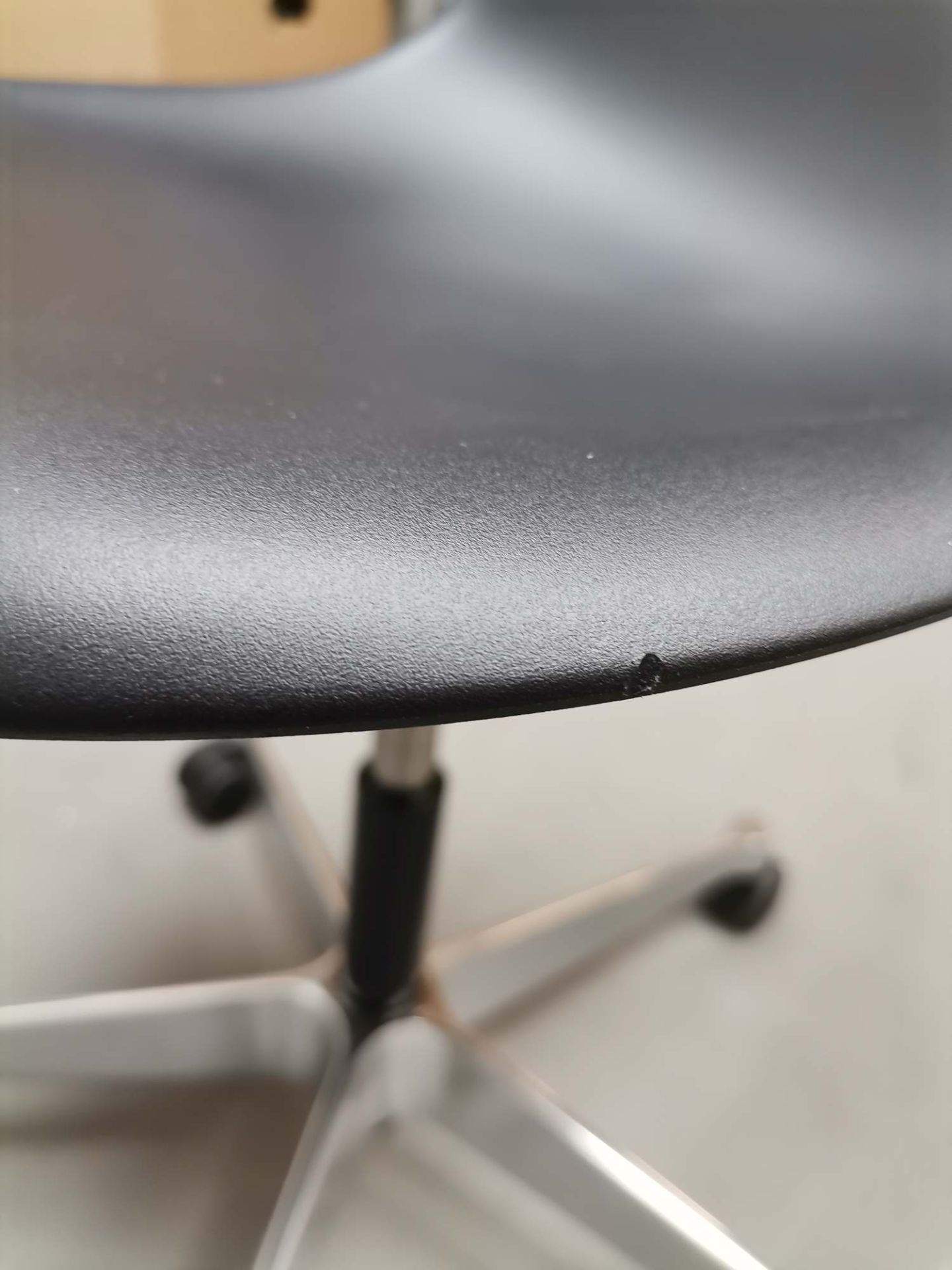 Eames Plastic Side Chair PSCC chaise pivotante NOIR / POLI Vitra OBJECTS IMPARFAITS
