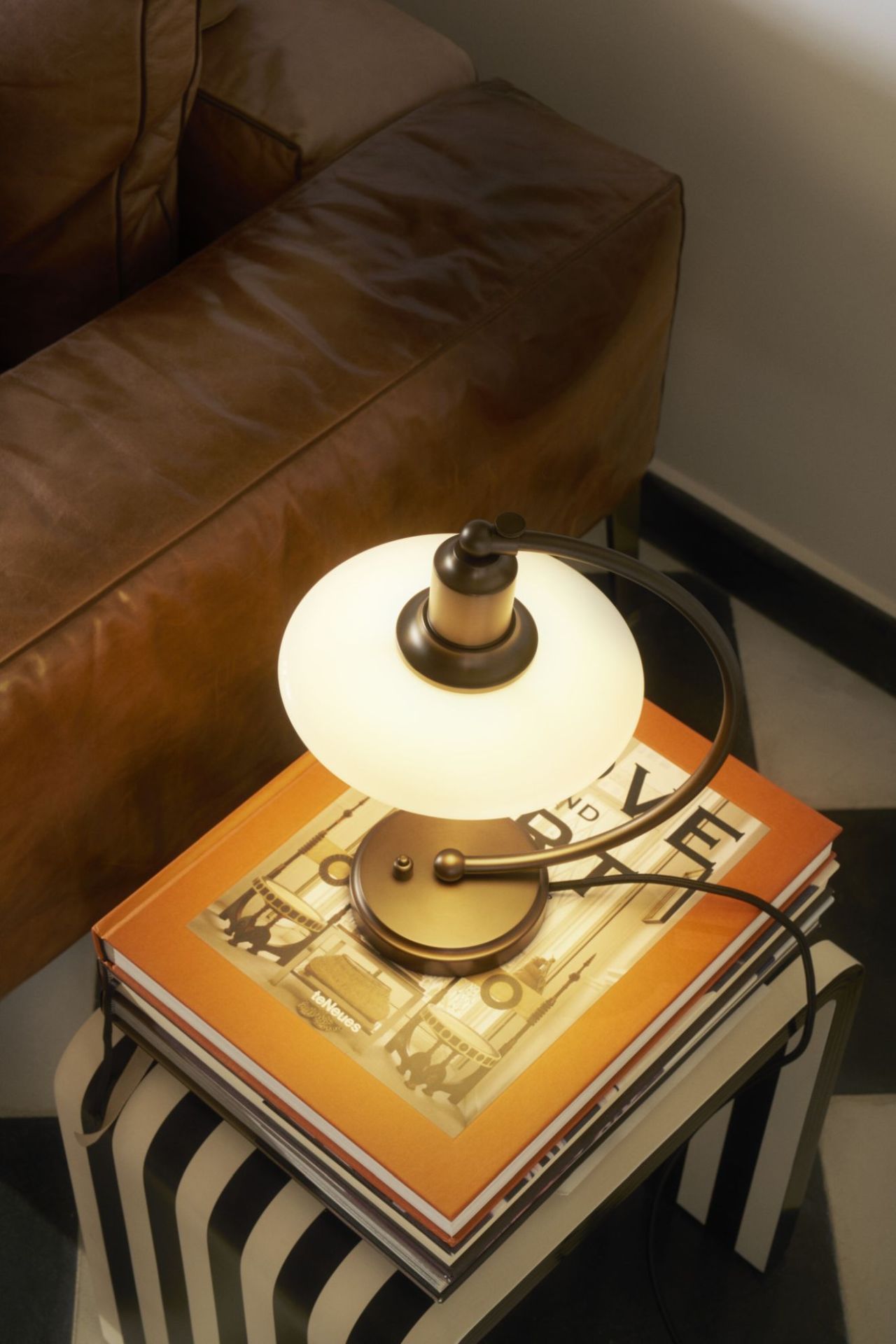 PH 2/2 Luna Aged Brass Opal Lampe de table Louis Poulsen