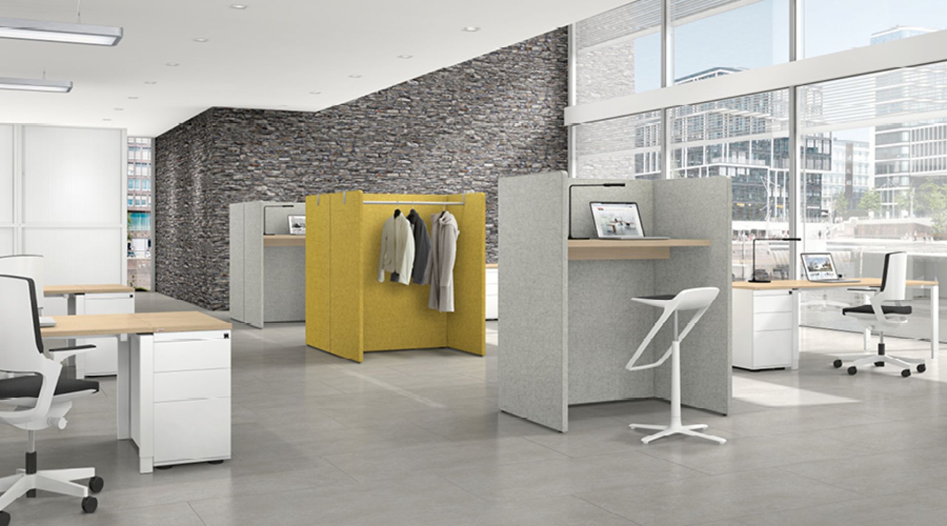 Helles Büro mit Assmann Büromöbel Syneo Bench, Schreibtischen und akustischen Trennwänden für moderne Arbeitsplätze.
