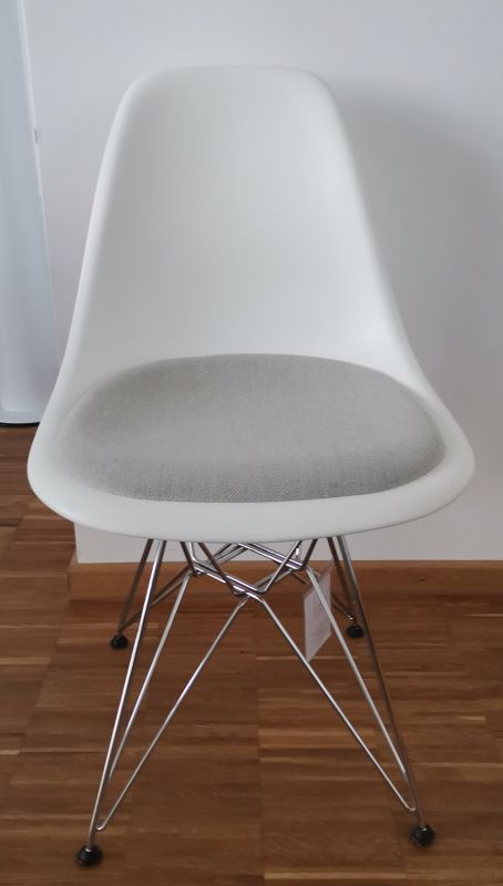 Eames Plastic Side Chair DSR chaise avec coussin d'assise Vitra Chrome - Hopsak WARMGREY / ELFENBEIN, BLANC EXEMPLE DE FEMME
