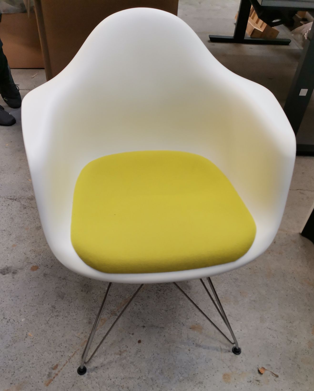 Eames Plastic Arm Chair DAR chaise avec coussin d'assise Vert / Jaune Vitra OBJECTS IMPARFAITS