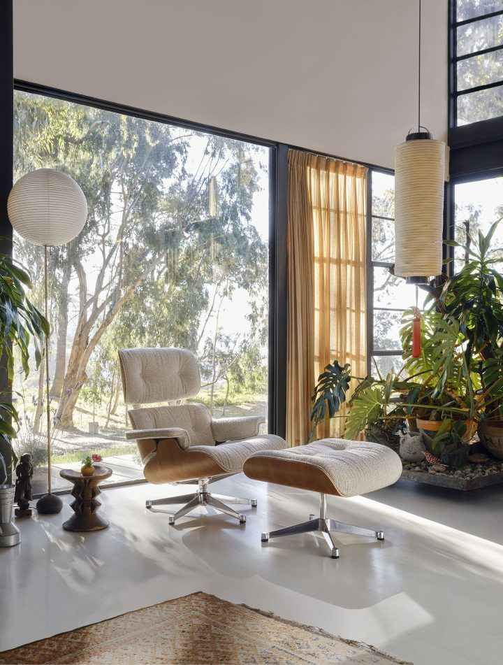 Eames Lounge Chair & Ottoman Fauteuil PRÉFÉRENCE Nubia, cream sand, poli, cerisier Eames Lounge Chair & Ottoman Fauteuil PRÉFÉRENCE Nubia, cream sand, poli, cerisier