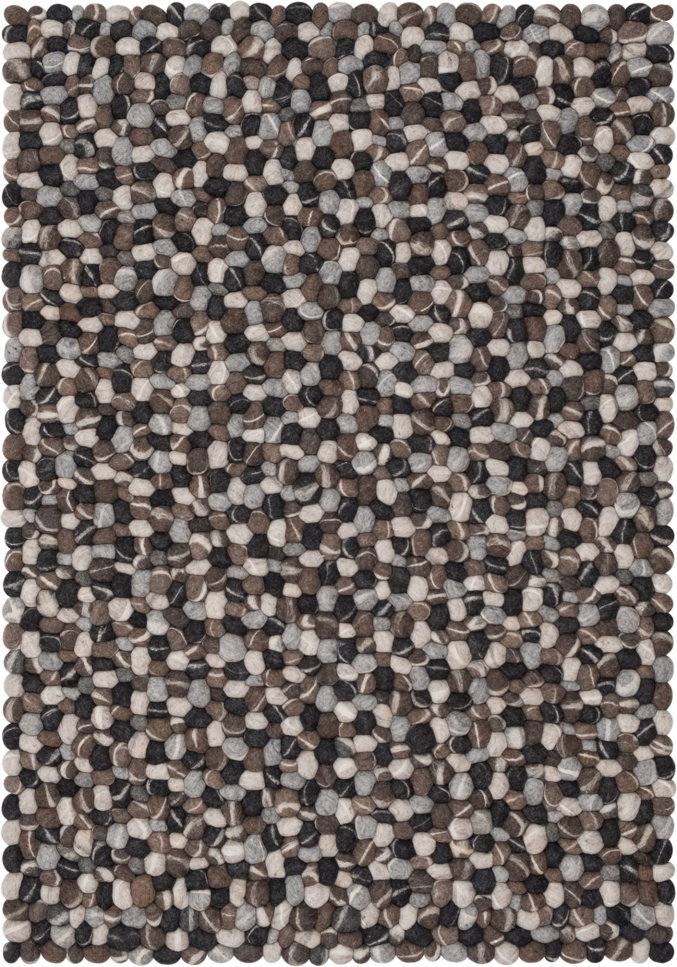 Myfelt Teppich Hardy 160x230 cm: Detailansicht des runden Filzkugel-Teppichs in Grau- und Brauntönen.
