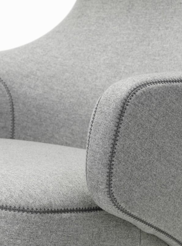 Grand Repos Fauteuil + Ottoman Vitra Poli Cosy Galet