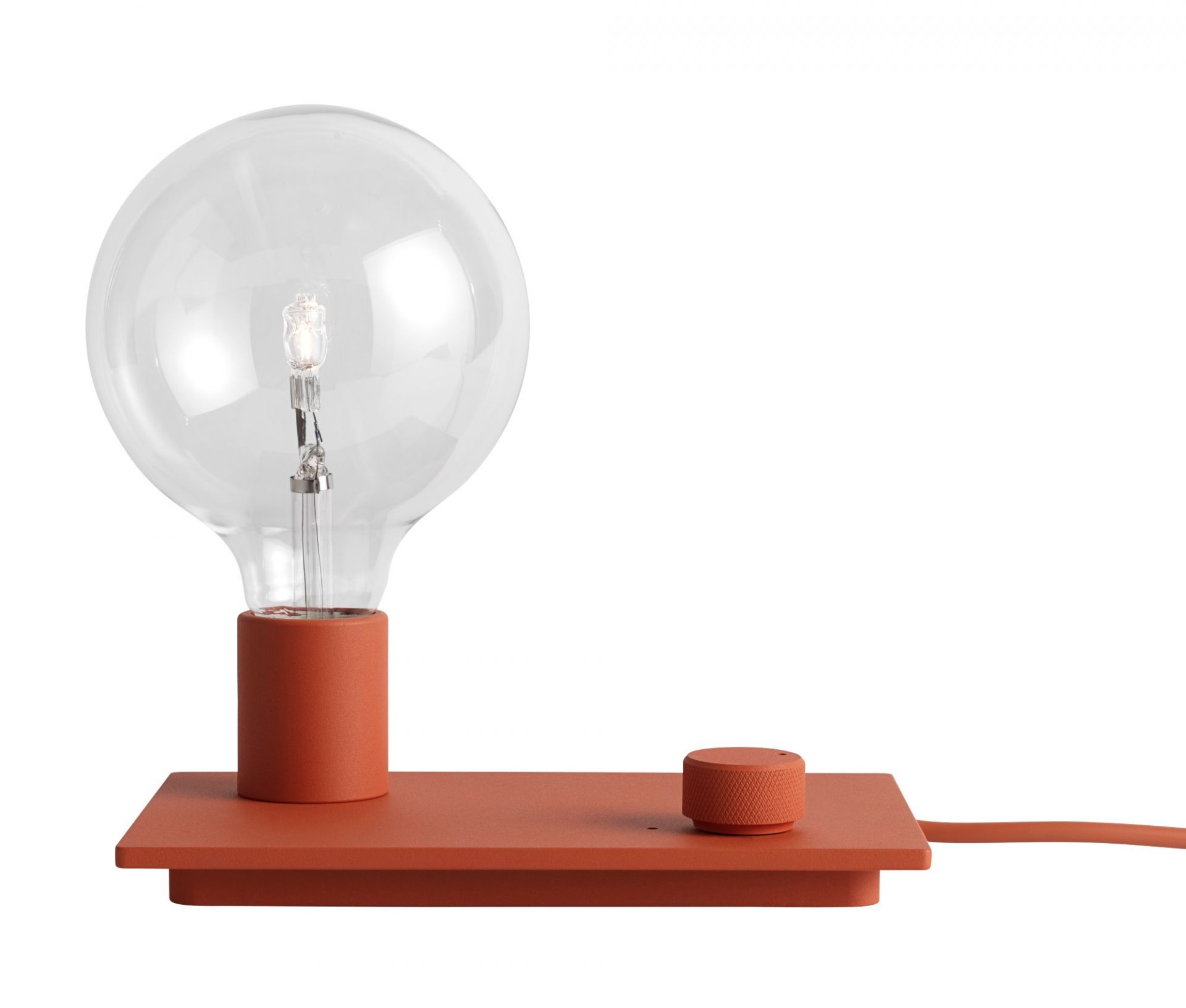 Rote Muuto Control Tischleuchte mit Glühbirne und Dimmer, modernes Design für Wohnzimmer und Büro.