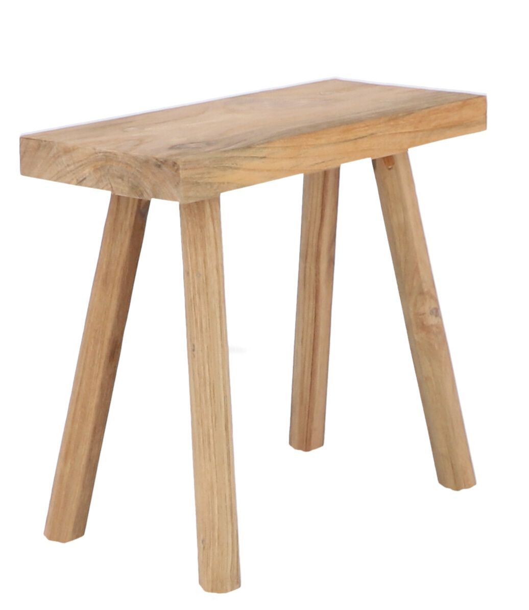 Milo Hocker von Jan Kurtz, ein kleiner, rechteckiger Outdoor Hocker aus hellem Holz.