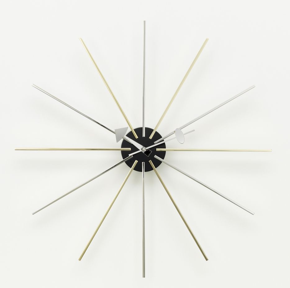 Star Clock Wanduhr von Vitra: Design Wanduhr mit goldenen und silbernen Zeigern.