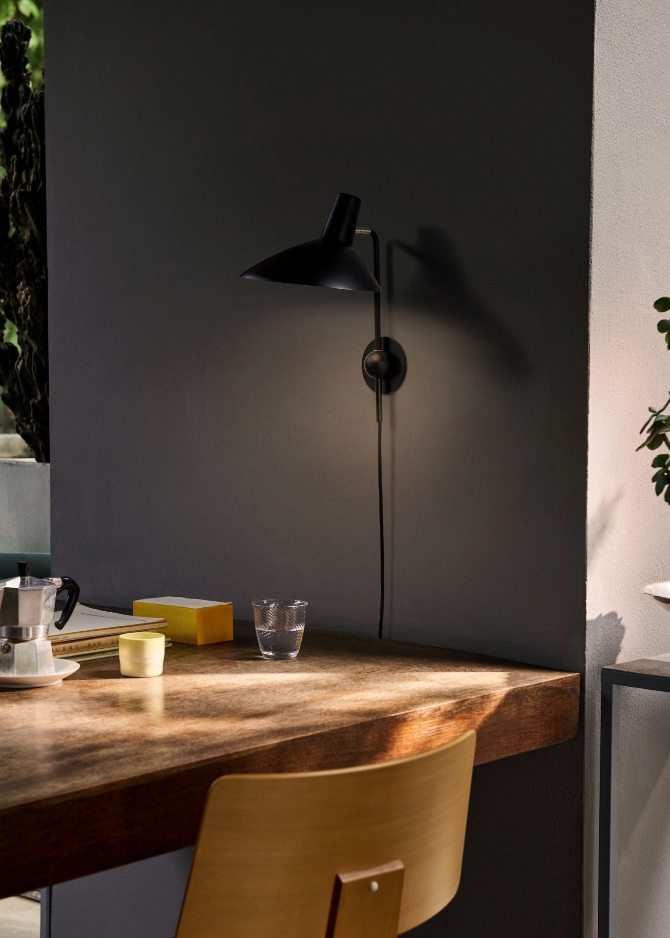 Tripod HM12 Wall lamp Applique AndTradition