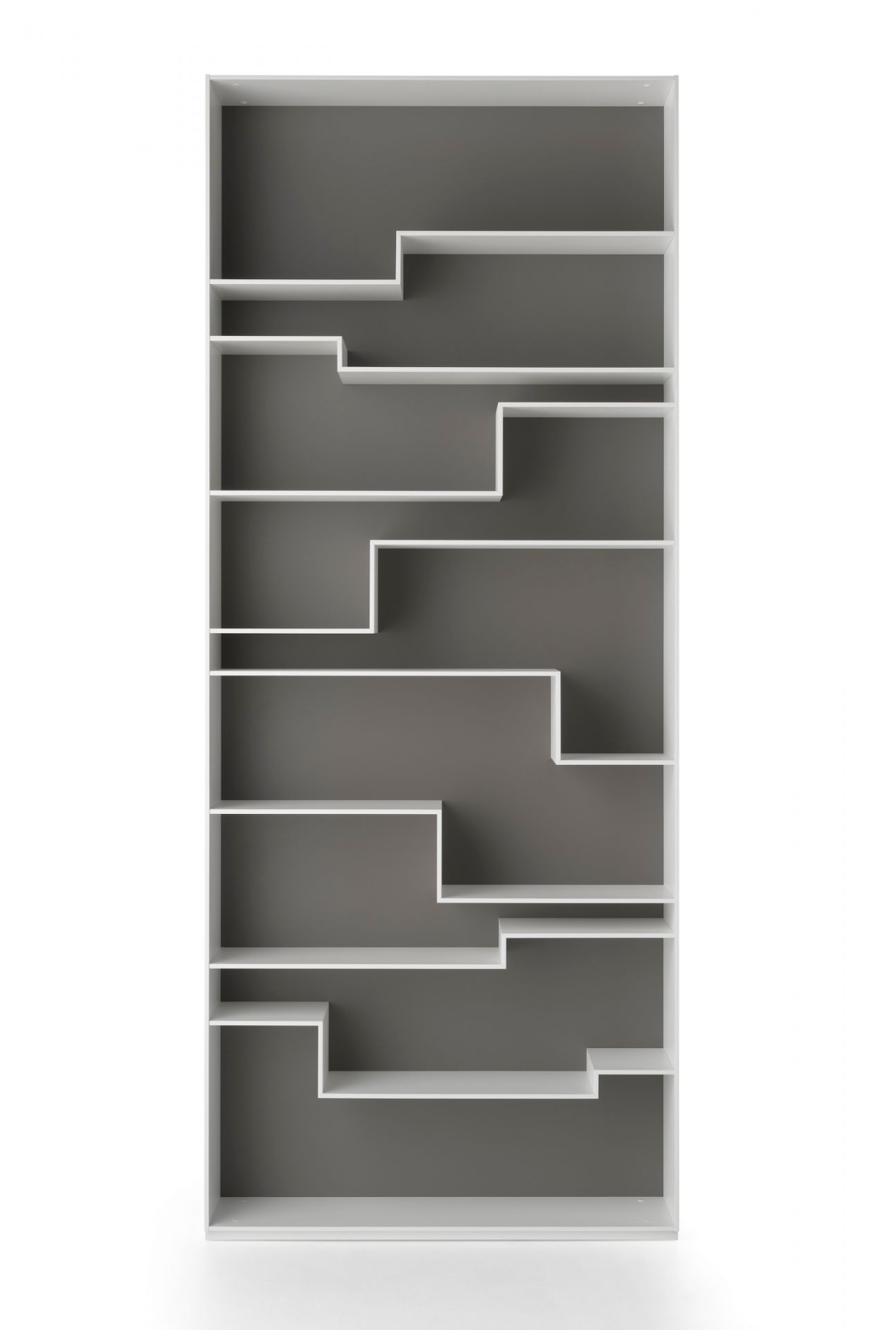 Mittelgraues Melody Regalsystem von MDF Italia mit weißen, versetzten Regalböden für Wohnzimmer und Büro.