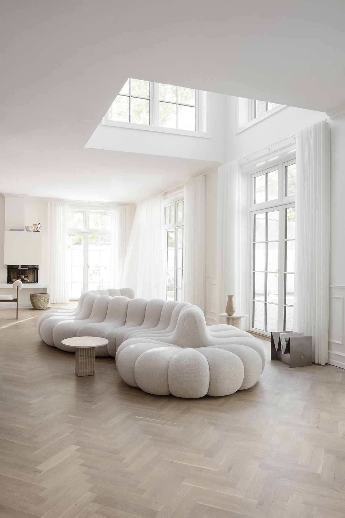 Heller Wohnraum mit Sofa und Soho Couchtisch von NORR11. Moderner Couchtisch aus Stein.