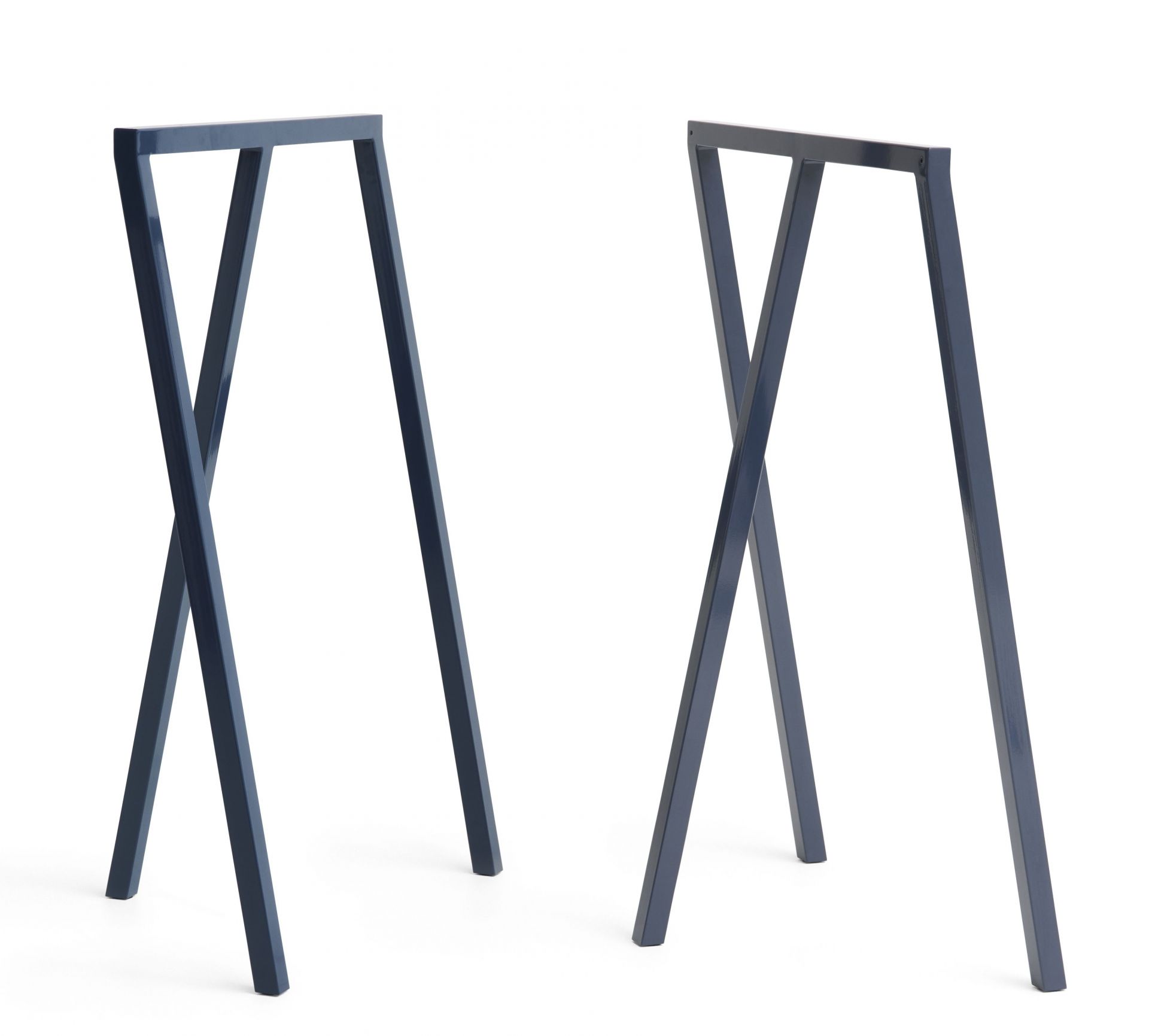 Zwei blaue Hay Loop Stand Tischböcke aus Metall auf weißem Hintergrund.