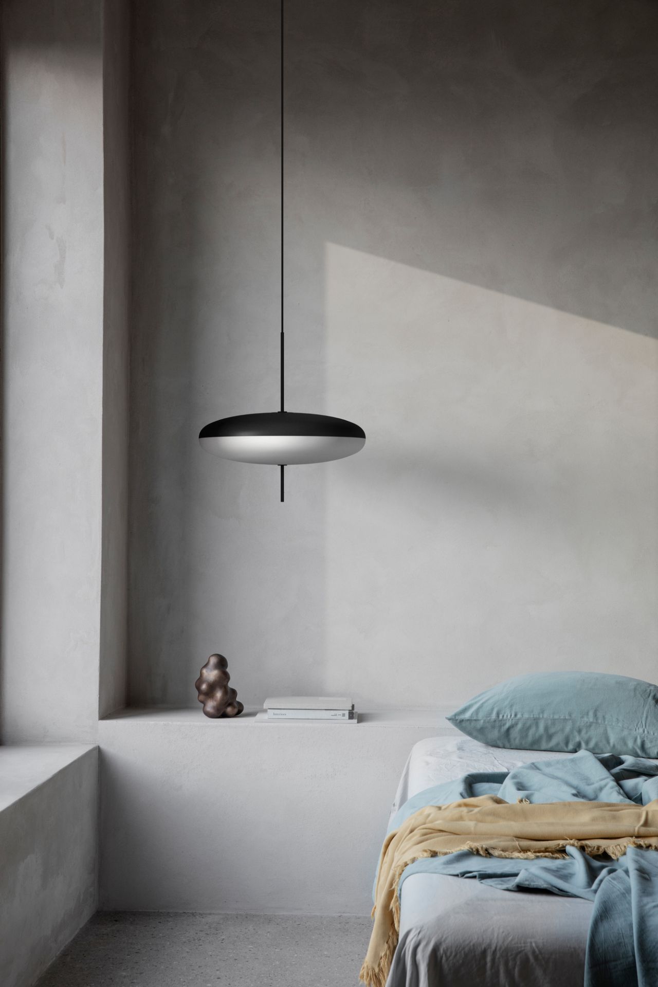 Modèle 2065 Plafonnier Noir et Blanc Diffuseur Hardware Noir Câble Noir Astep UNIQUE 