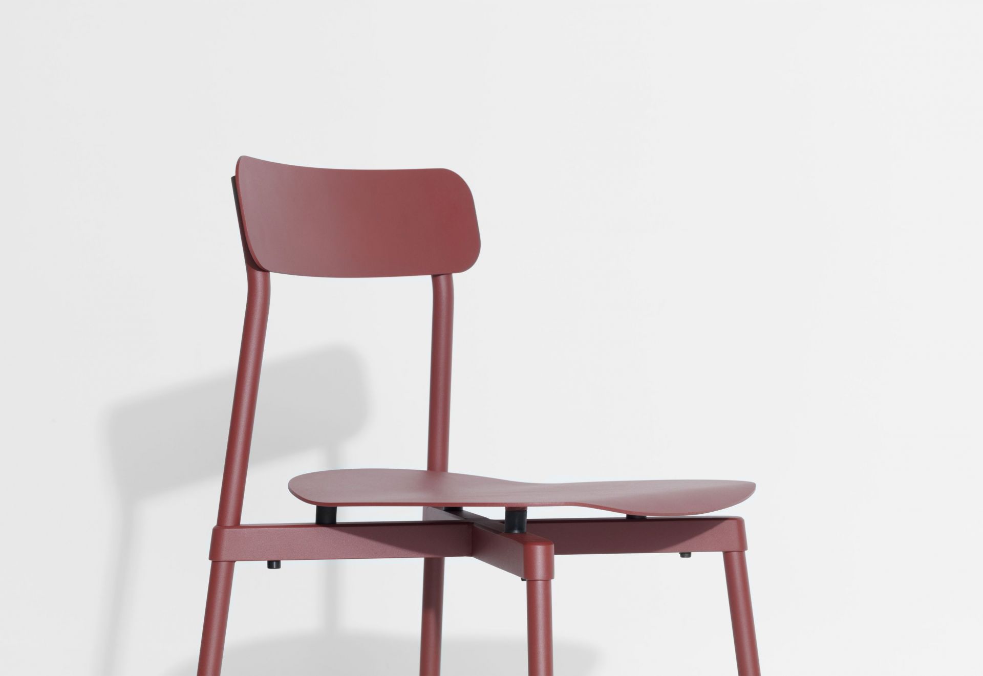 Fromme Chair Chaise Petite Friture Marron rouge Nahaufnahme des Fromme Chair Stuhls von Petite Friture in Braunrot, modernes Design.