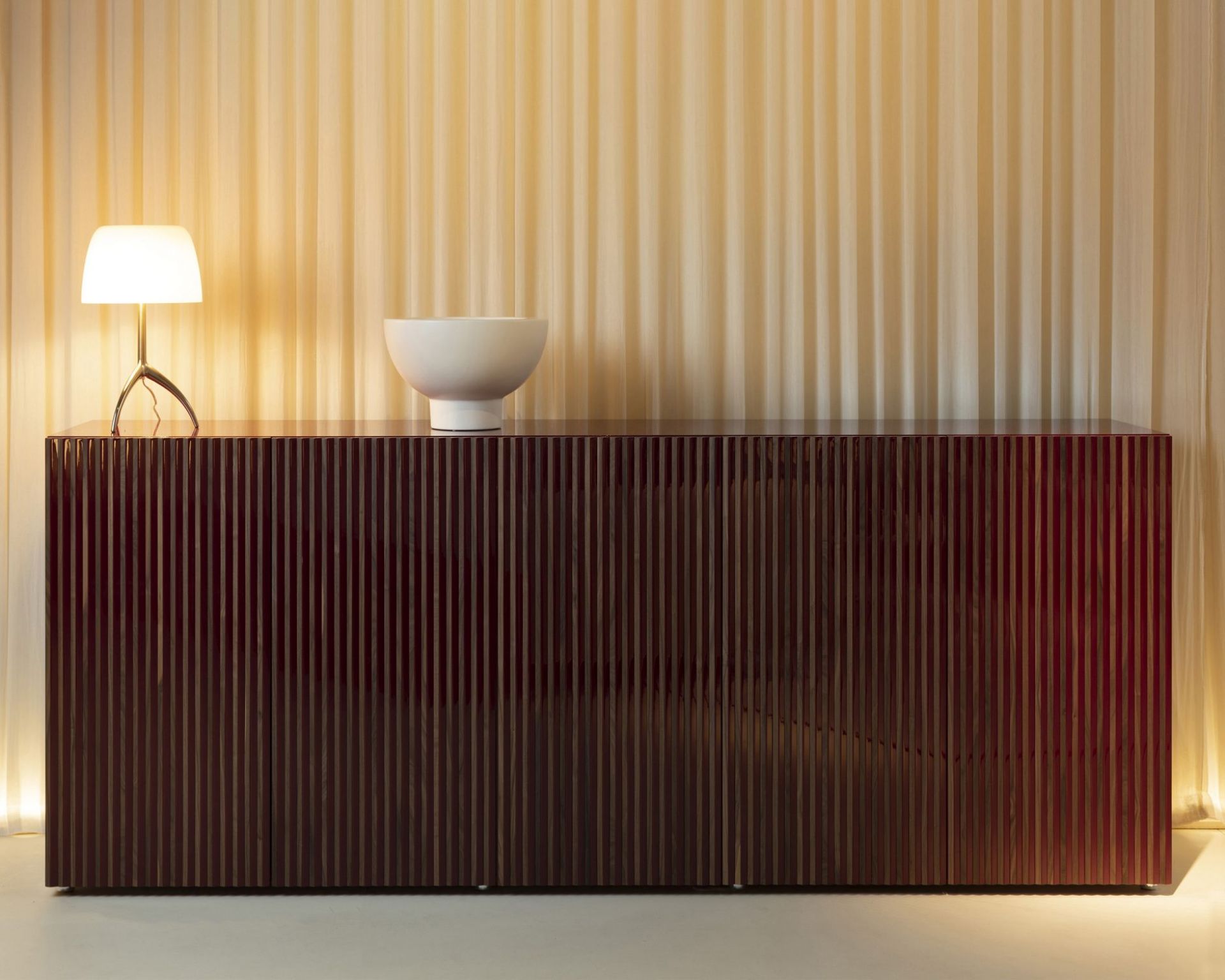 Leon Decor Buffet 4 portes bordeaux Casamania Horm Weinrote Leon Decor Anrichte mit vier Türen und vertikalen Holzlamellen. Moderne Kommode für Wohnzimmer und Esszimmer.