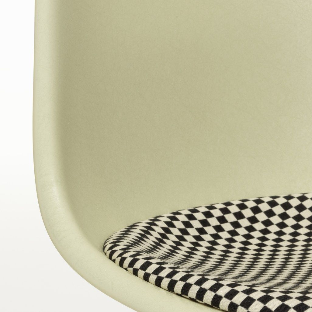Eames Fiberglass Side Chair DSL avec coussin d'assise Vitra 