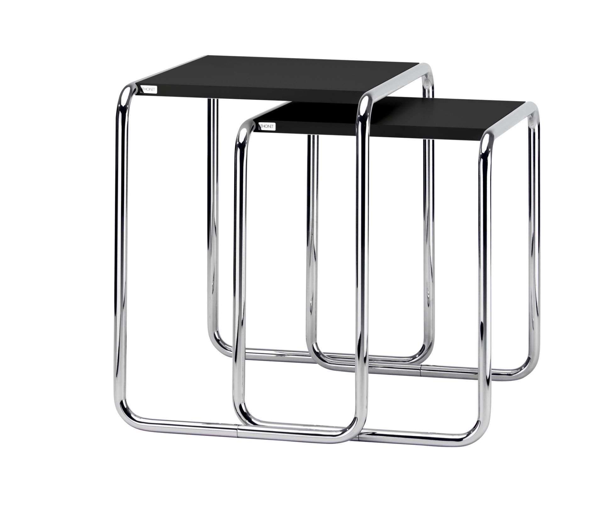 Zwei tiefschwarze Thonet Beistelltische B 9 a+b aus Stahlrohr, ineinander geschoben, auf weißem Hintergrund.