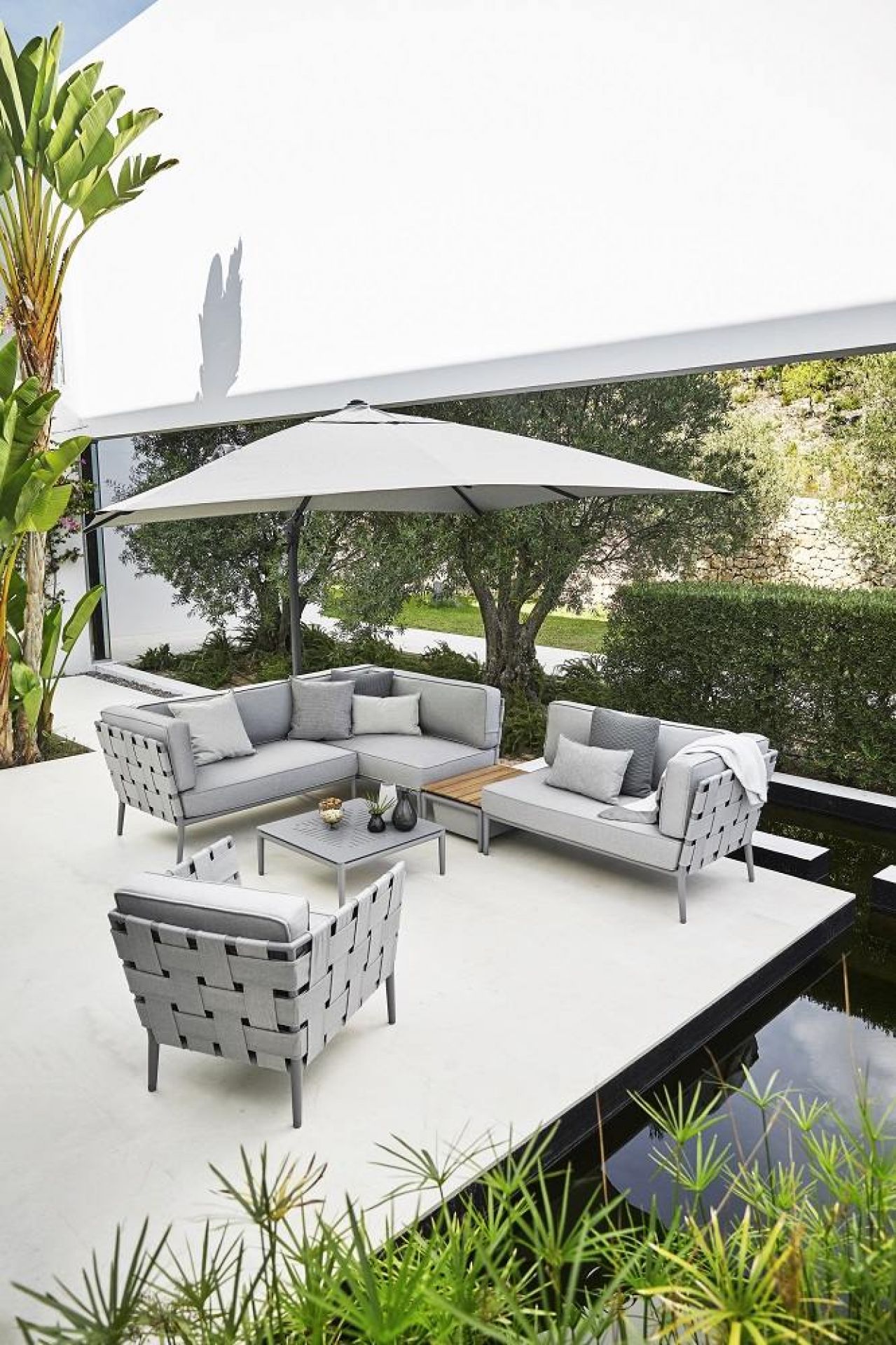 Hyde Luxe Tilt Parasol Blanc avec Pied Cane-Line