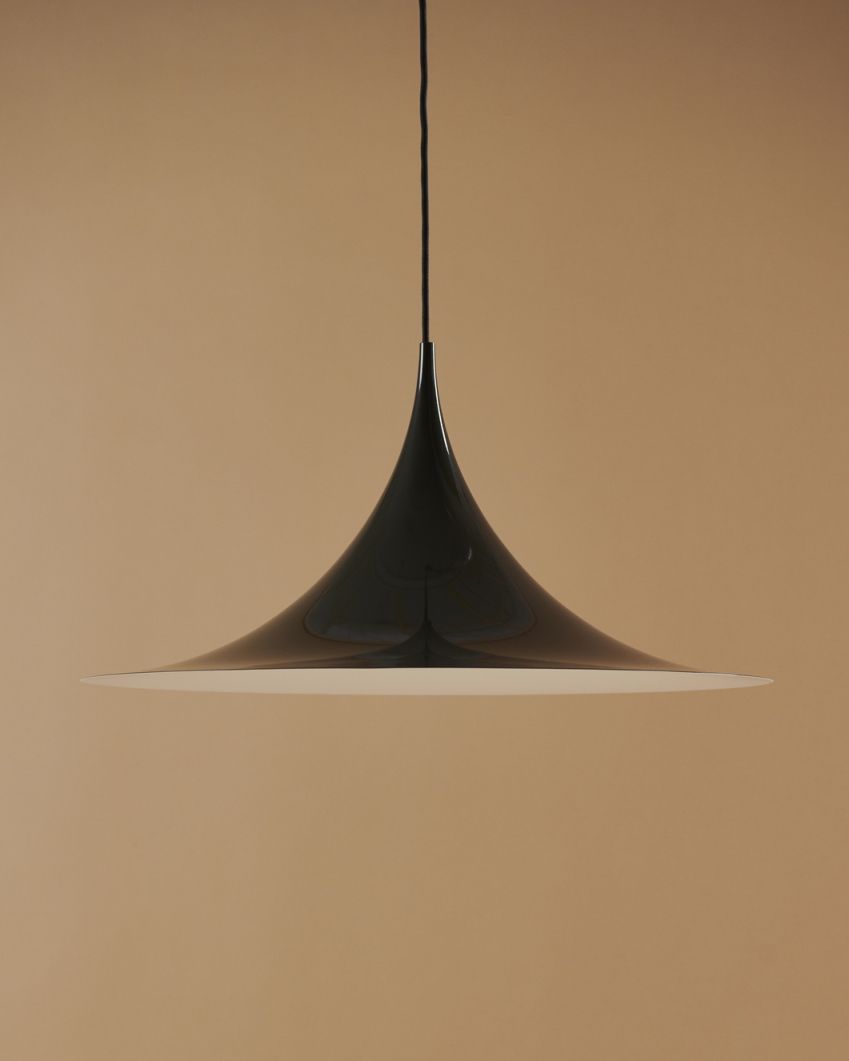 Gubi Semi Pendelleuchte, Ø 30 cm, dunkelbraun glänzend, moderne Hängelampe für Wohnraum und Esszimmer.