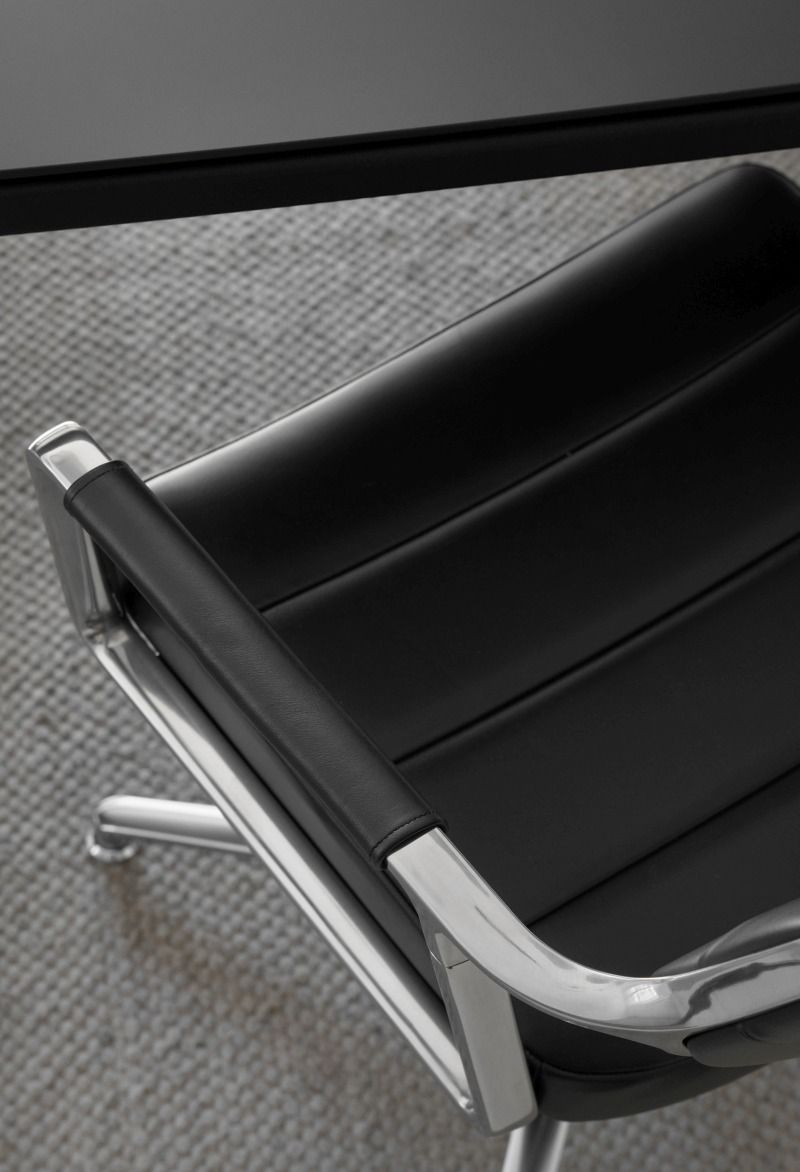 VIPP453 Swivel Chair chaise avec patins cuir noir / cadre en aluminium poli Vipp