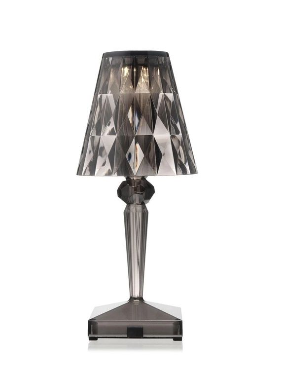 Battery Tischleuchte von Kartell in Rauchgrau: Kabellose Lampe mit Facettenschirm und klarem Design.