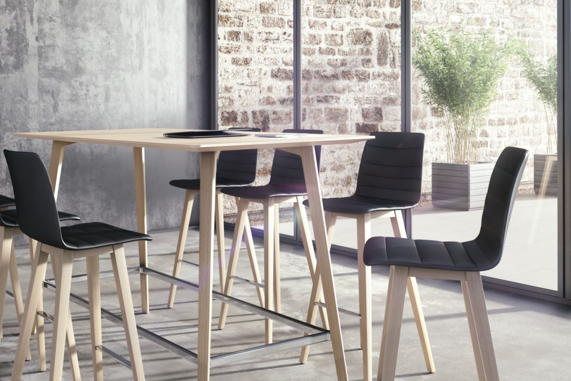 Fina Club Stehtisch von Brunner mit schwarzen Barhockern und hellem Holztisch in modernem Ambiente.