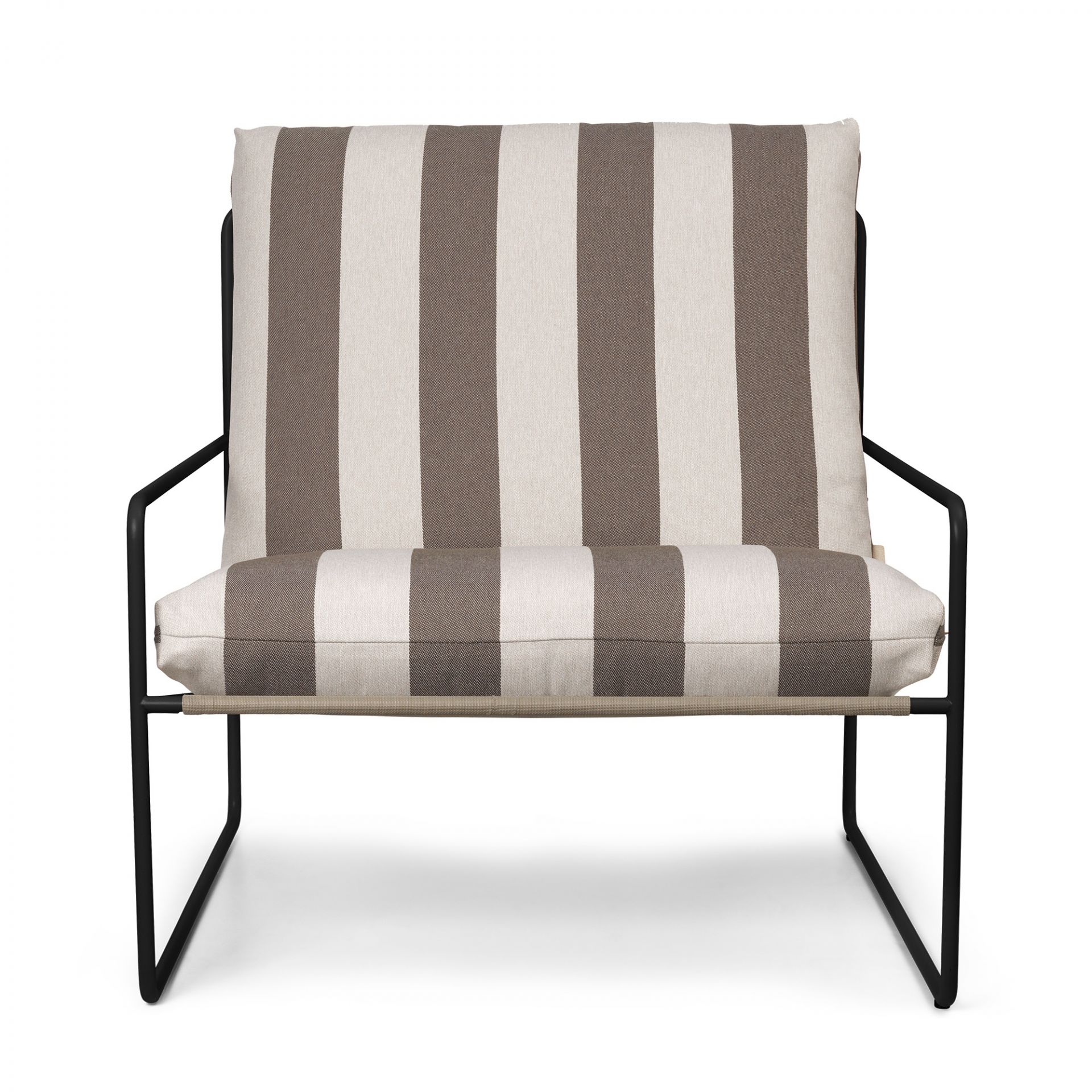 Desert Sessel von Ferm Living mit schwarzem Gestell und gestreifter Sitzfläche für den Außenbereich.