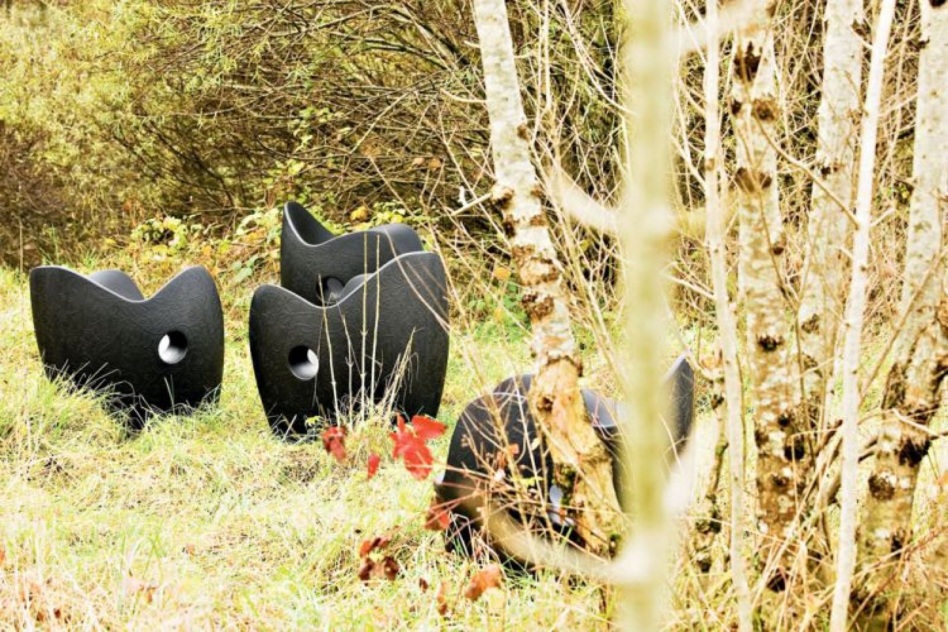Drei schwarze O-Nest Sessel von Moroso im Freien, moderner Design Sessel mit Loch.