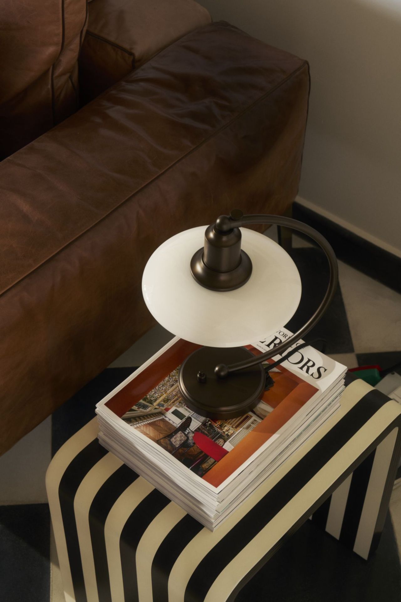 PH 2/2 Luna Aged Brass Opal Lampe de table Louis Poulsen