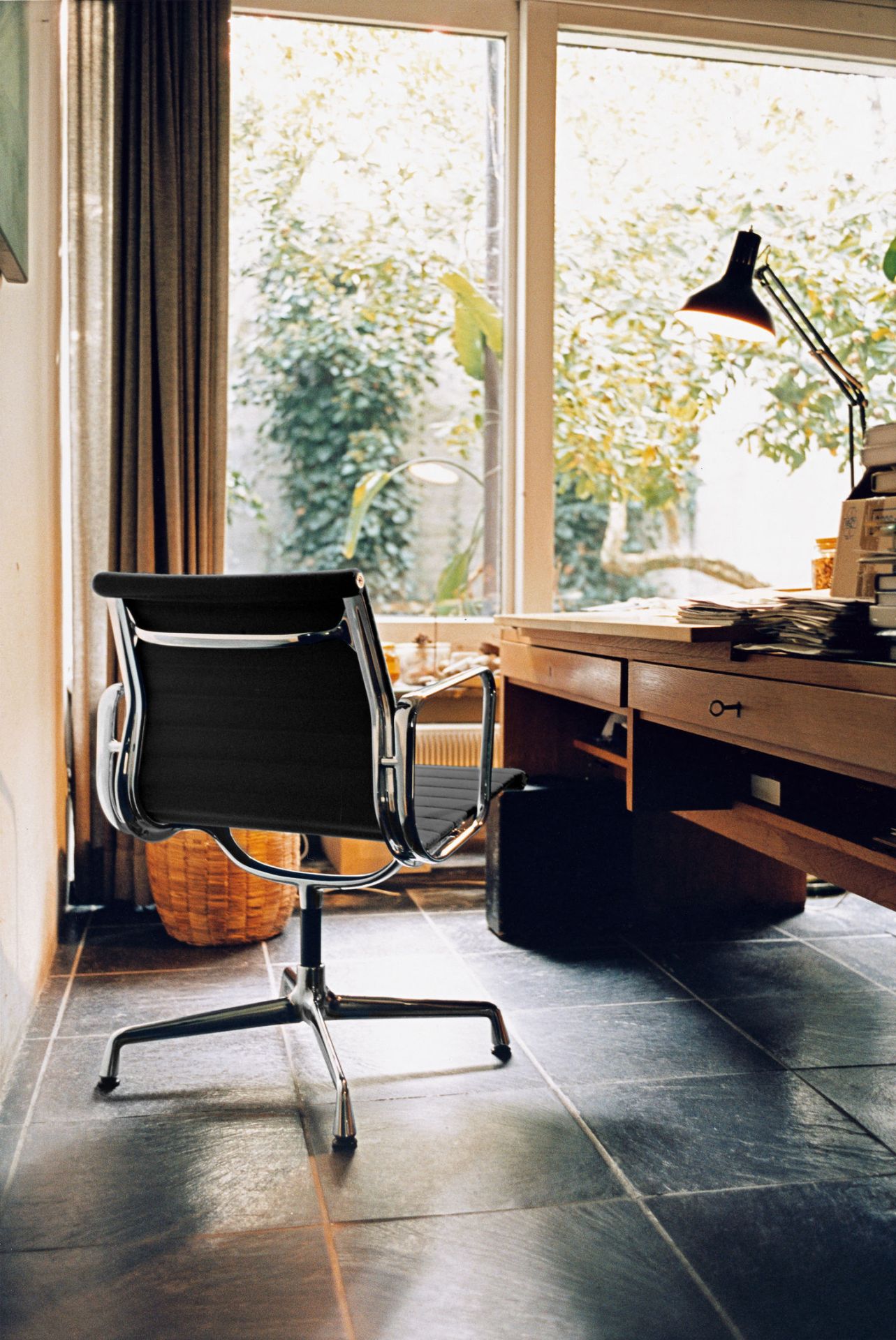 Aluminum Chair EA107 / EA 107 Chaise Vitra