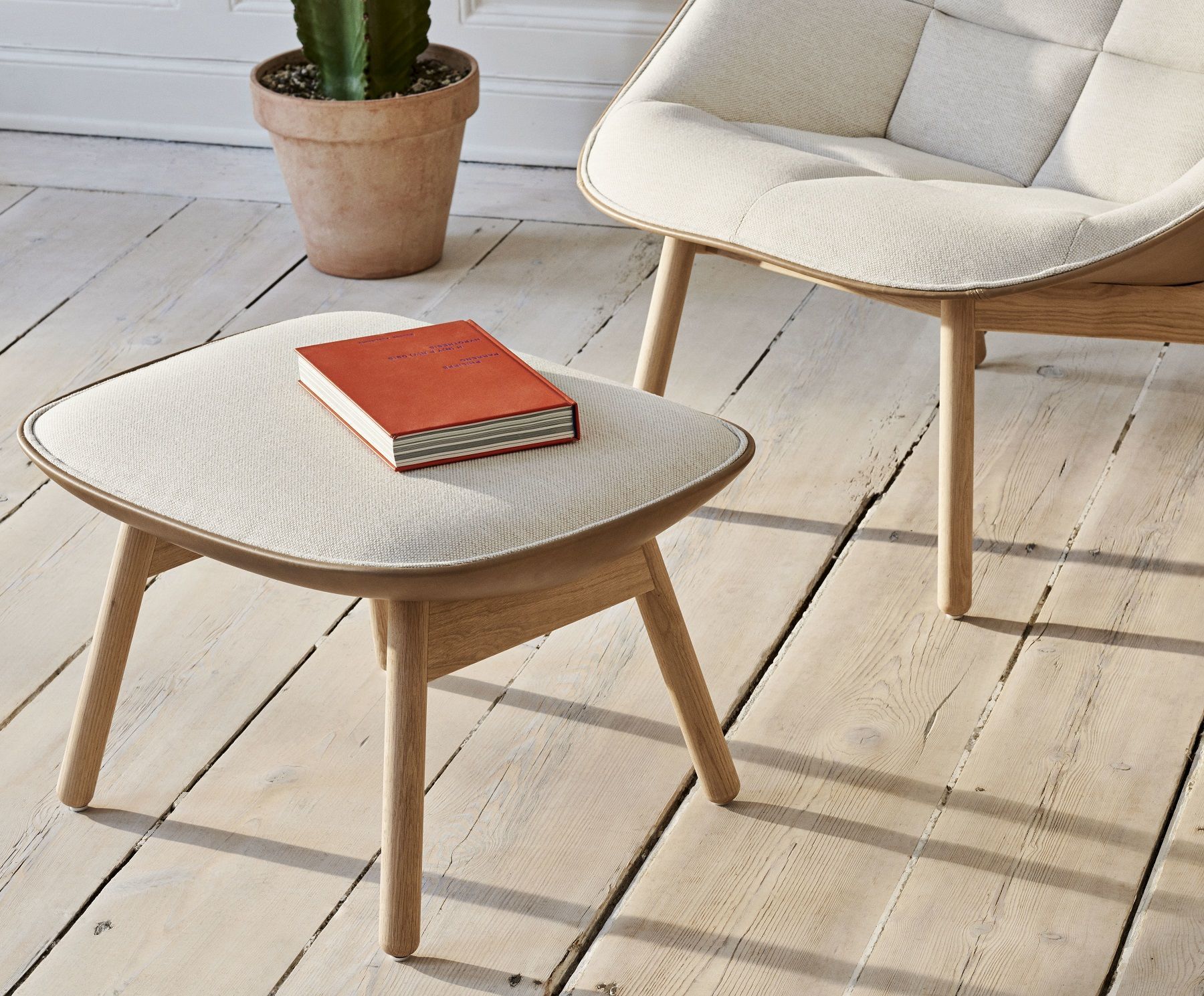 Uchiwa Ottoman Tabouret Hay