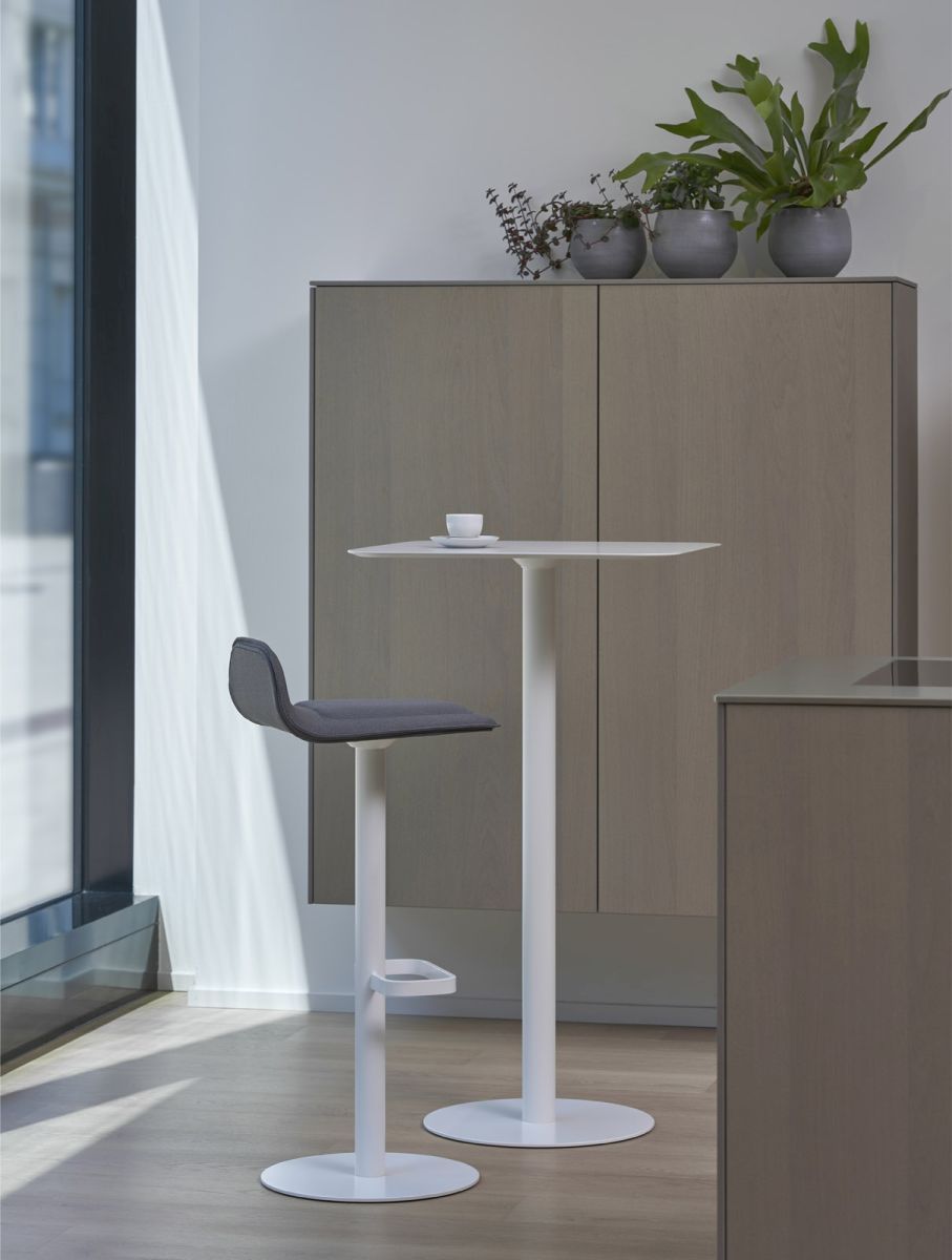 Moderner Barhocker "Dave" von Moree, weißes Gestell, anthrazitfarbenes Sitzpolster, für Küche oder Bar.