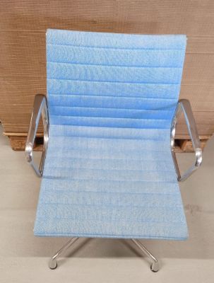 Chaise en aluminium EA 103 / Chaise EA103 BLEU/IVFINE Vitra MEUBLE D'EXPOSITION / MEUBLES D'OCCASION