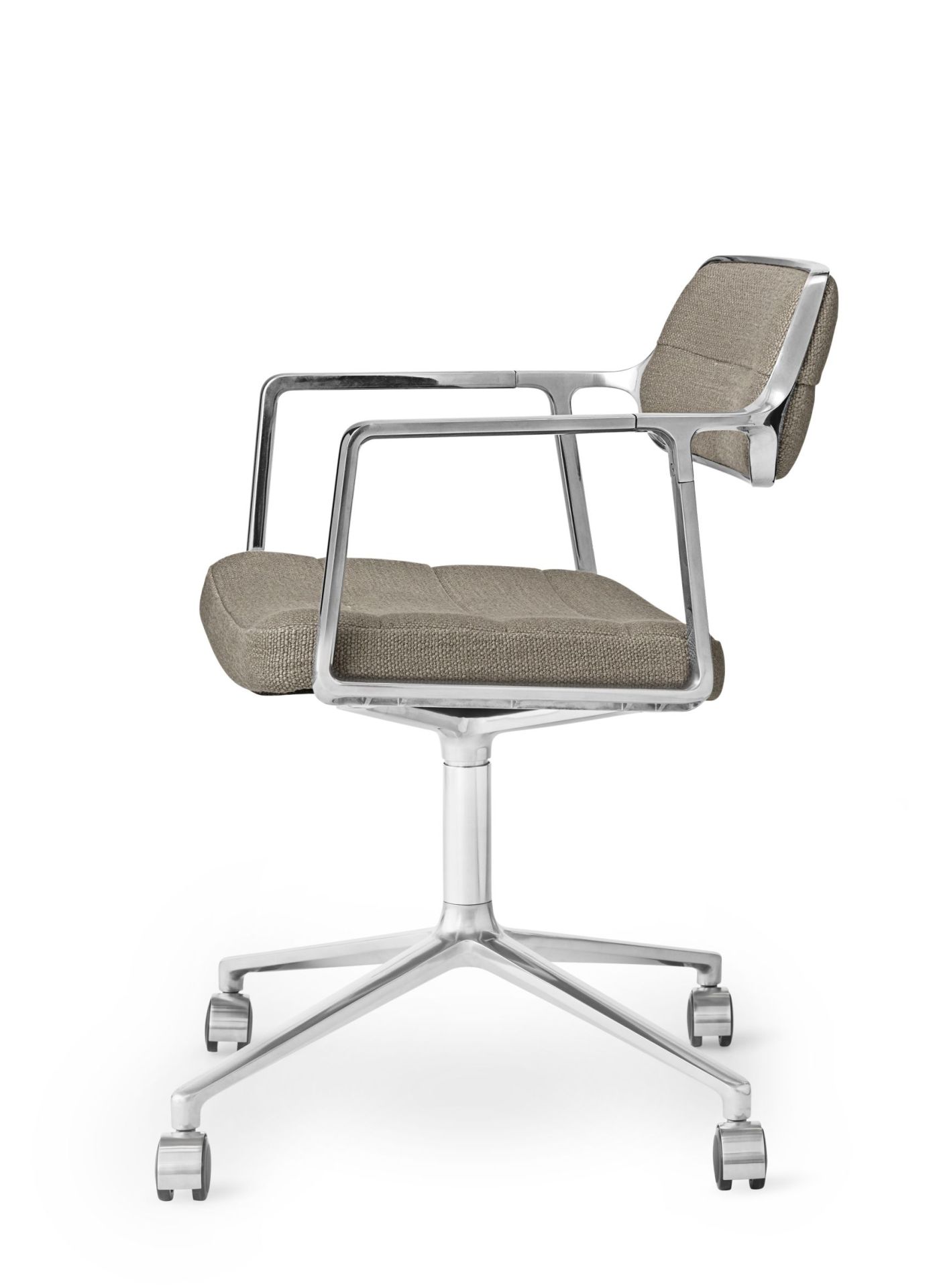 Fauteuil pivotant Vipp 453 / Vipp453, revêtement textile sable foncé, structure en aluminium poli avec roulettes. Vipp OFFREN SPECIALE