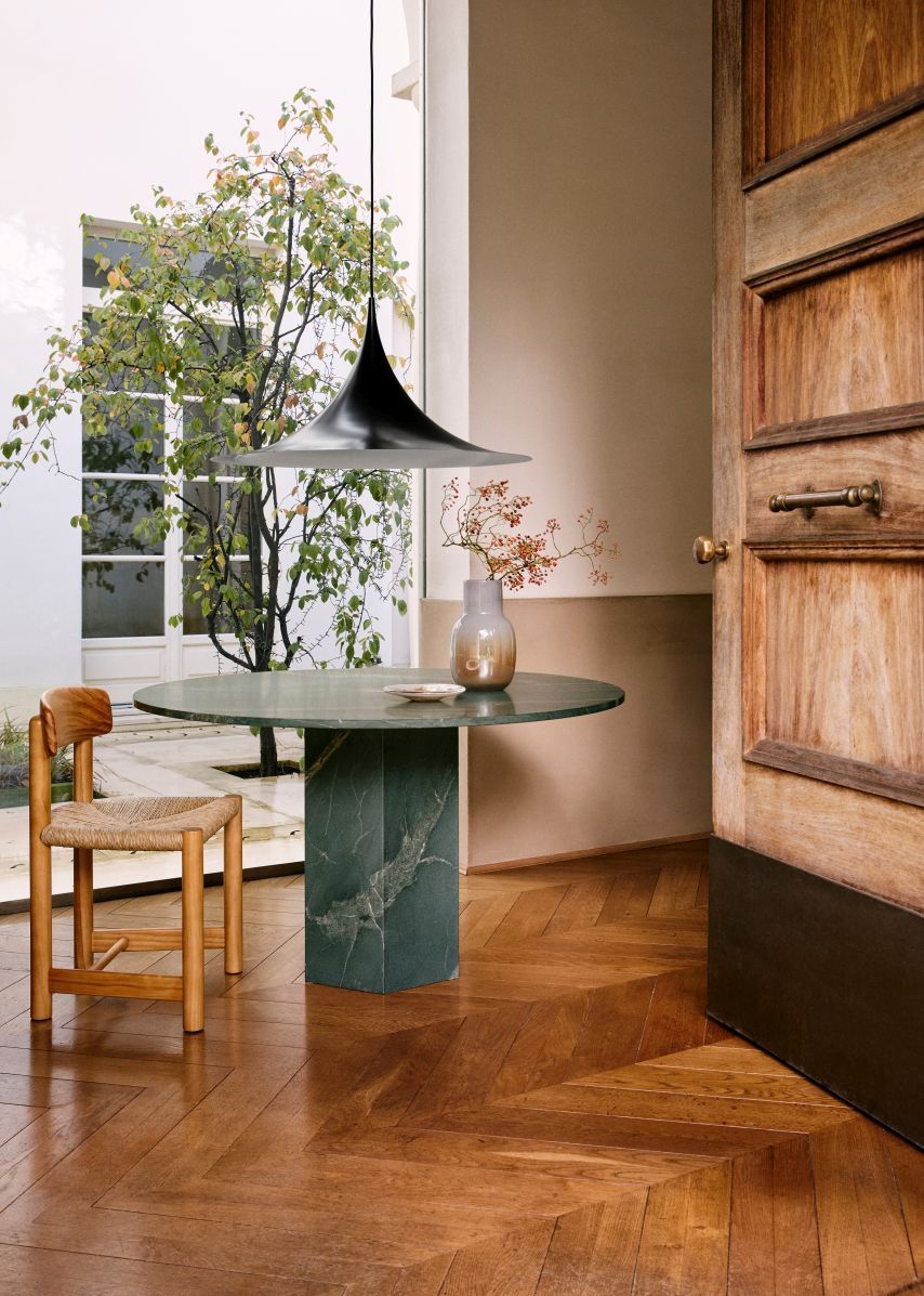 Daumiller Chaise pin noir Gubi