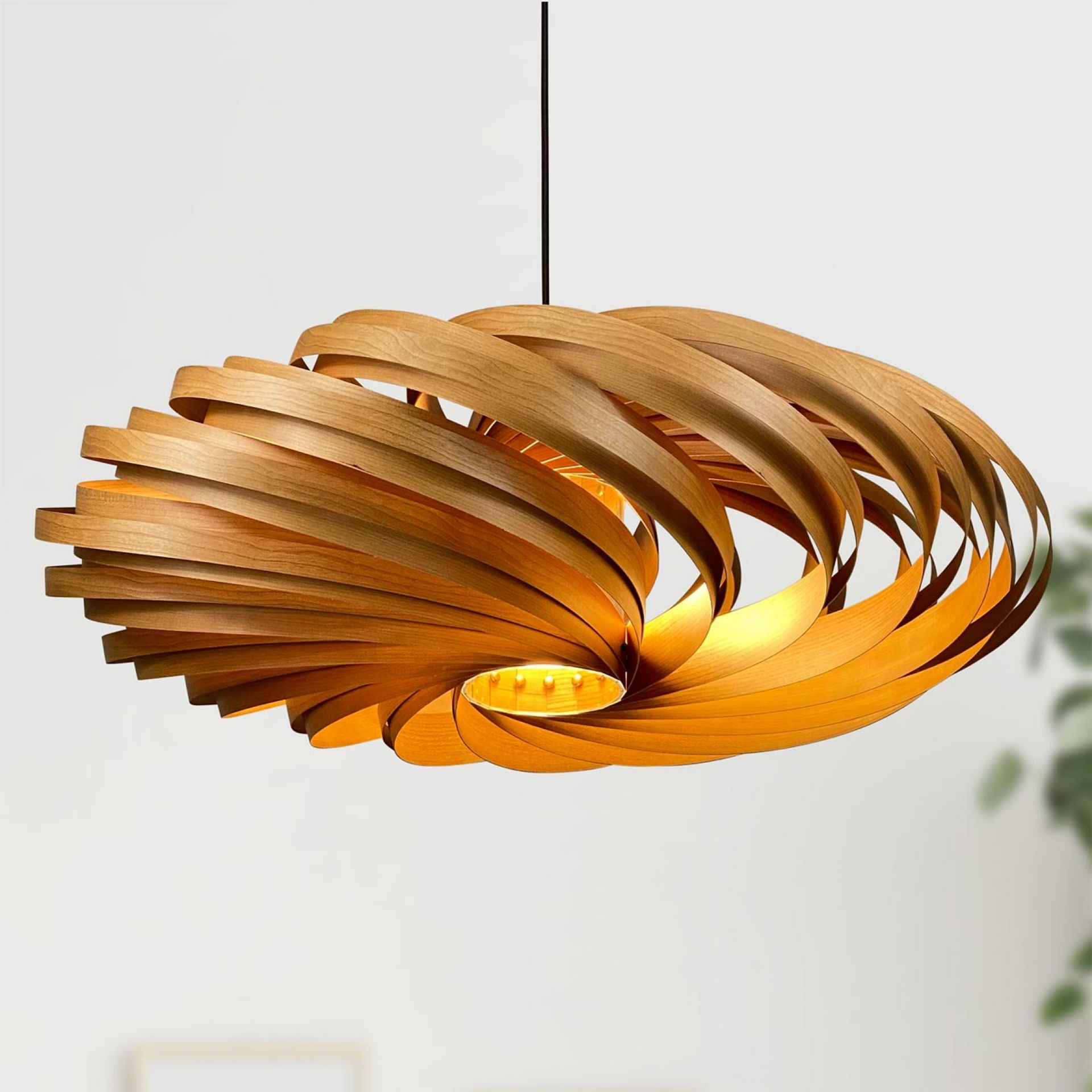 Moderne Veneria Hängeleuchte aus Kirschbaumholz, spiralförmiges Design, warmes Licht, stilvolle Holzlampe für Wohnzimmer und Essbereich.