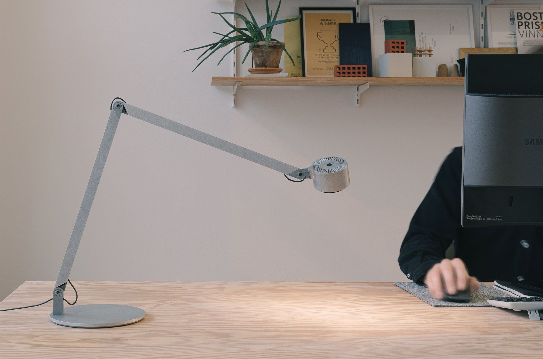 w227 angle alu base lampe de table wästberg