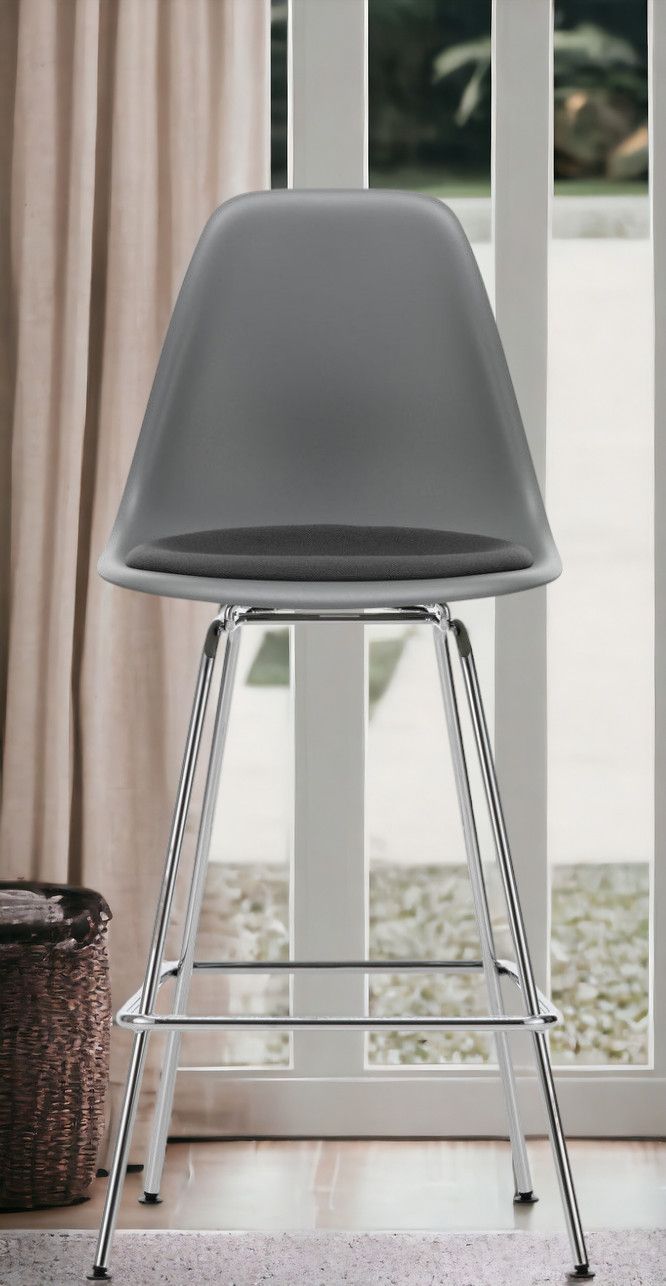 Eames Plastic Bar Stool Tabouret de bar moyen avec coussin d'assise Vitra