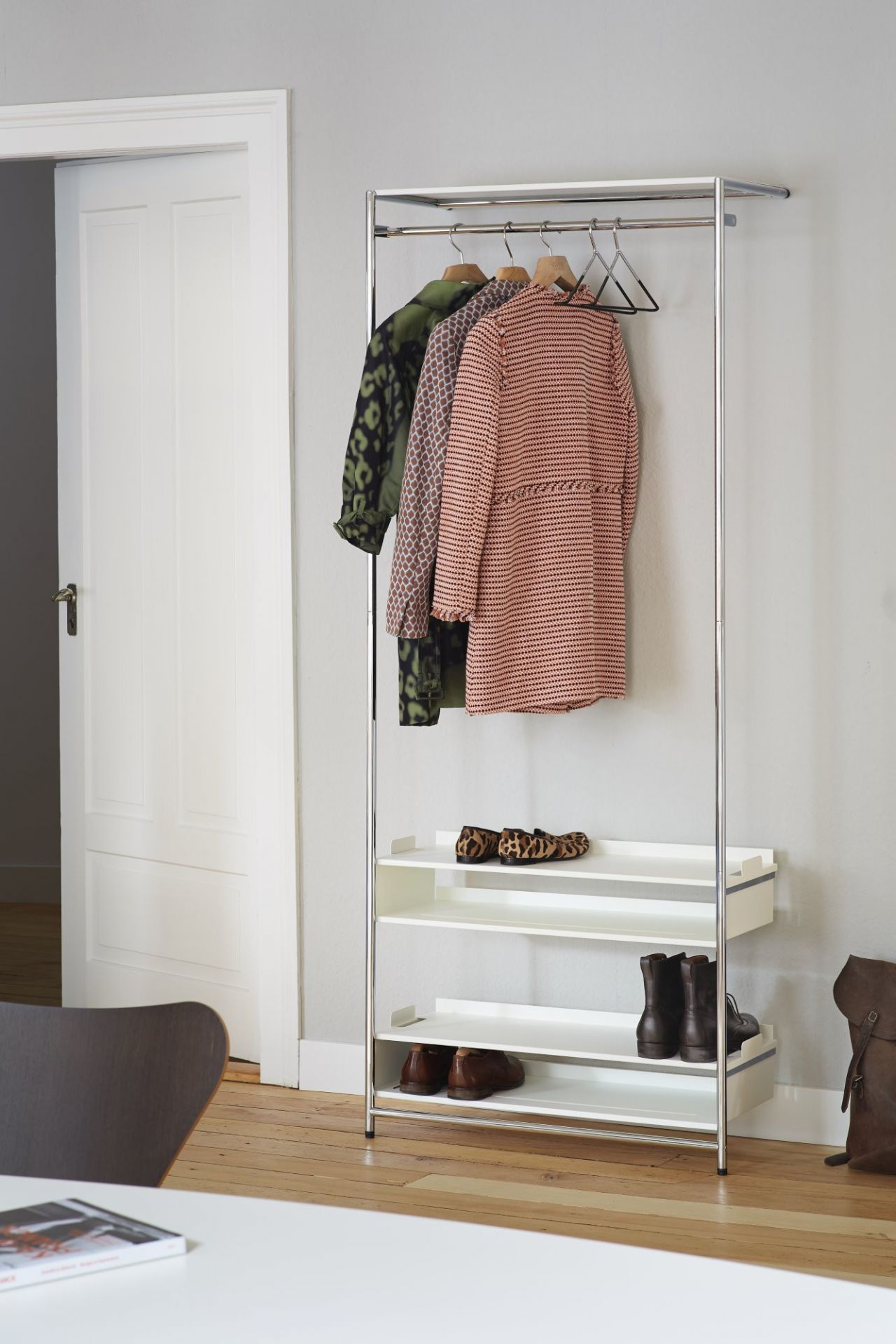Comba Anlehngarderobe Mox Gestell schwarz verchromt Tablaren schwarz