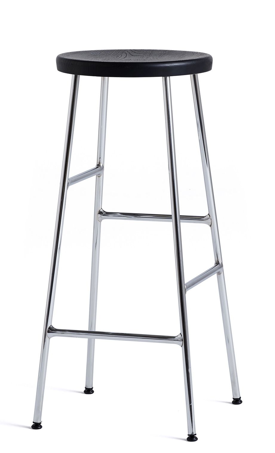Cornet Bar Stool von Hay: Hoher Barhocker mit verchromtem Stahlgestell und schwarzer Eichenholz-Sitzfläche.