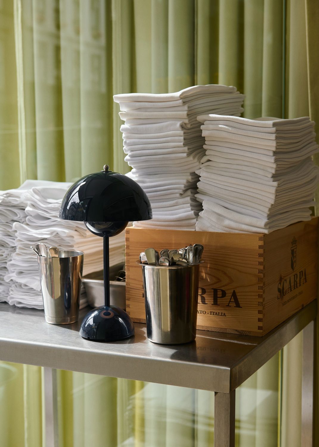 Flowerpot VP9 Portable Lampe à batterie / Lampe de table avec USB AndTradition