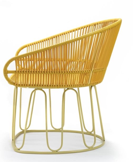 Gelber Circo Lounge Chair: Outdoor Sessel aus Rattan mit Metallgestell. Honiggelbe Gartenmöbel.