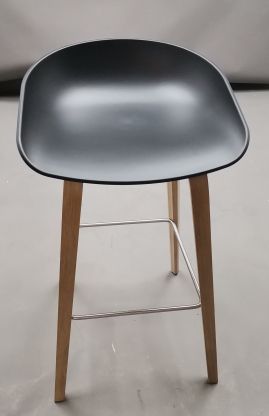 About a Stool AAS32 / AAS 32 Tabouret de bar haut NOIR / CHÊNE SAVÉ Hay OBJECTS IMPARFAITS